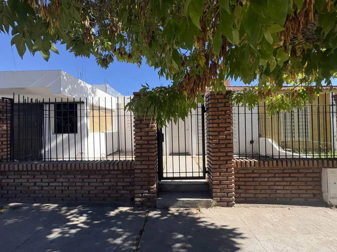Casa. Barrio Los Eucaliptus. Amplia cochera y quincho.