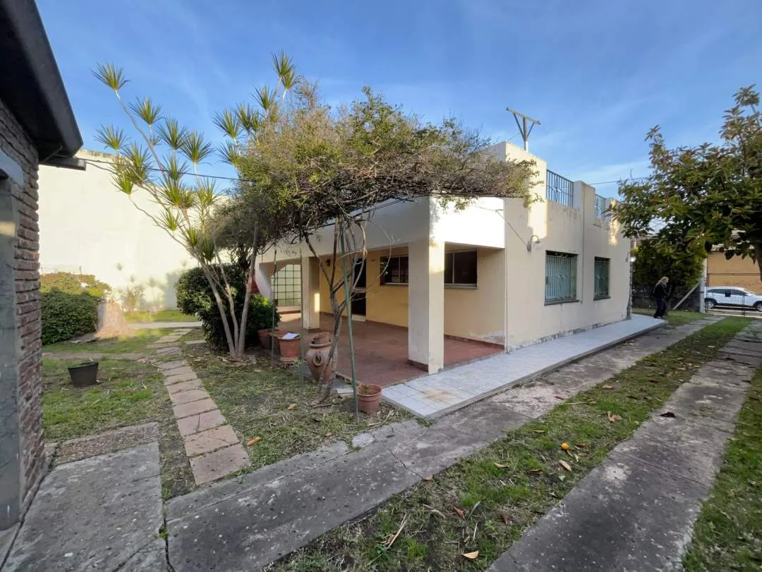 Casa con gran lote en Venta - Martin Coronado