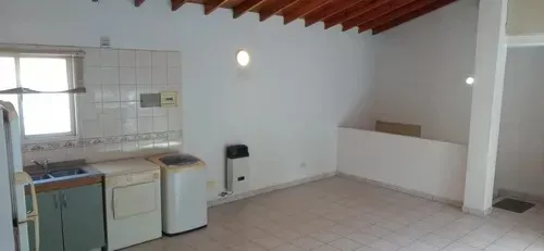Amplio Monoambiente Con Balcón A Metros De Parque Sarmiento