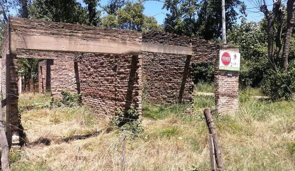 Lote con construcción en venta sobre calle 135. En esquina calle 58. Gral. Belgrano. Bs.As.