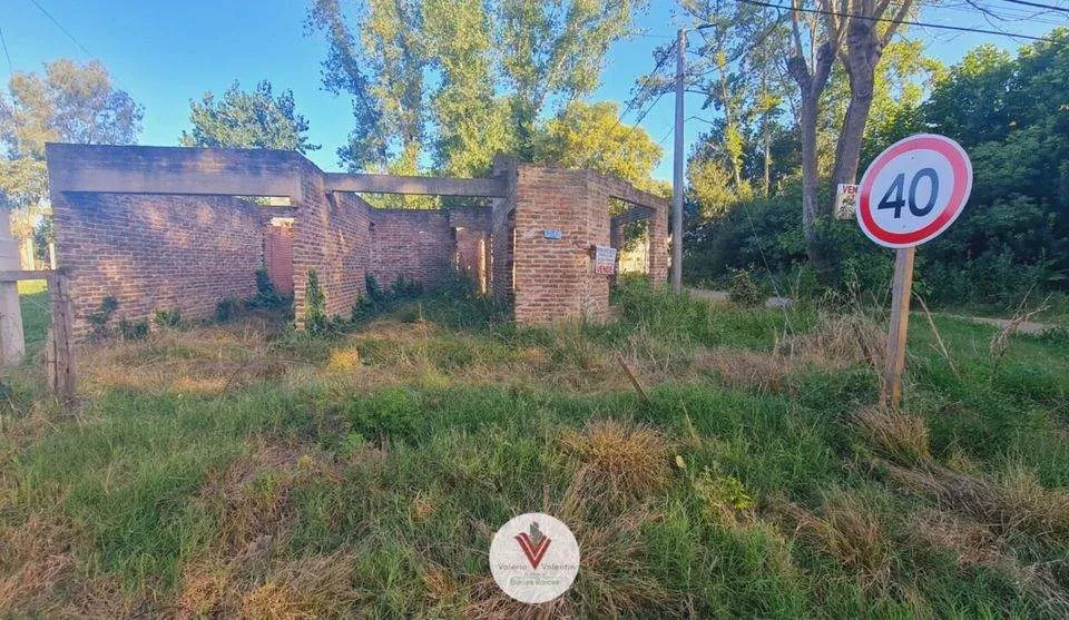 Lote con construcción en venta sobre calle 135. En esquina calle 58. Gral. Belgrano. Bs.As.