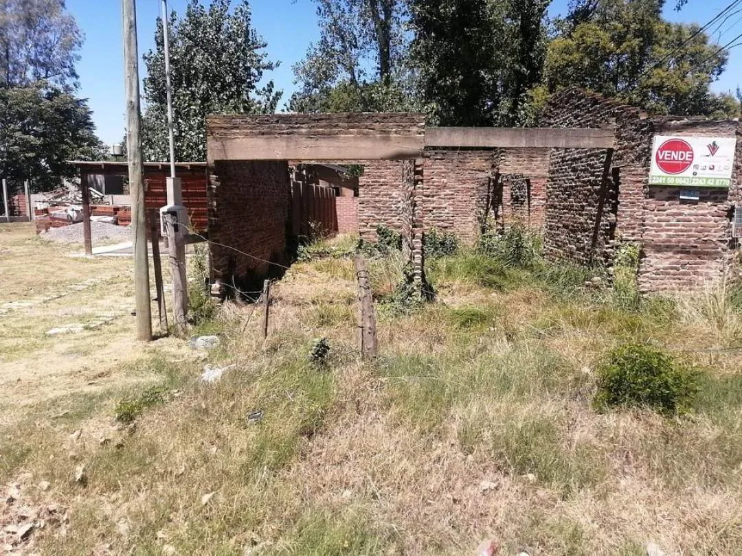 Lote con construcción en venta sobre calle 135. En esquina calle 58. Gral. Belgrano. Bs.As.