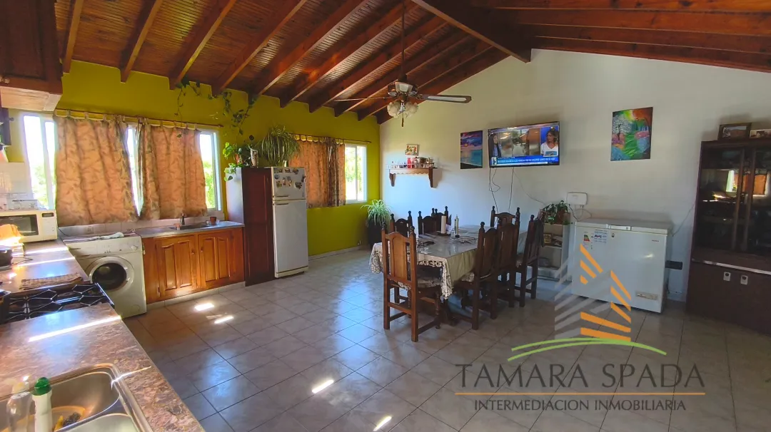GRAN CASA CON LOCAL A UNA CUADRA DE LA AV. 41