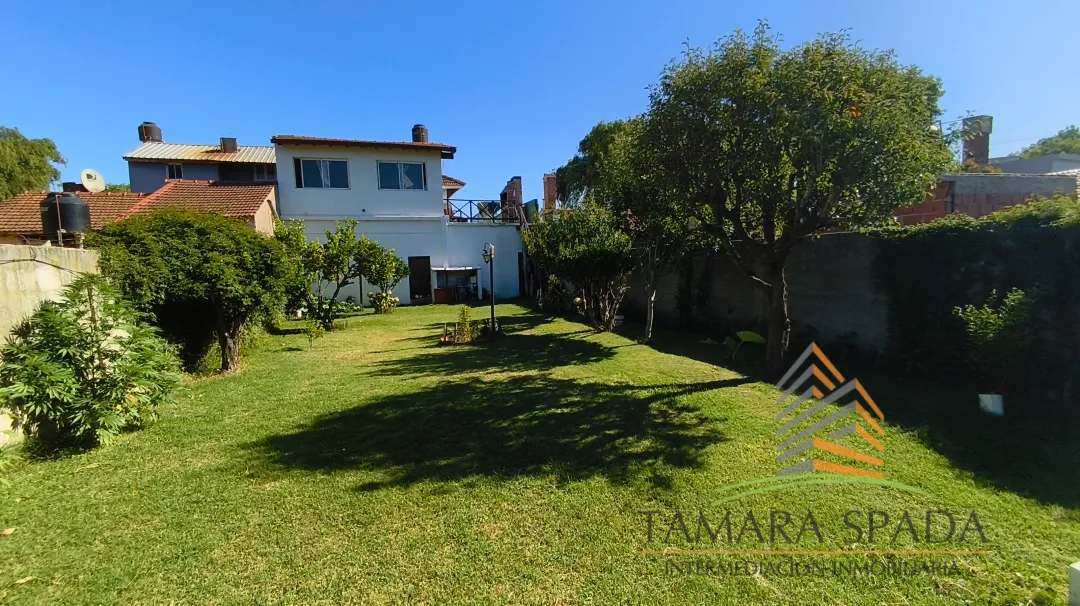 GRAN CASA CON LOCAL A UNA CUADRA DE LA AV. 41