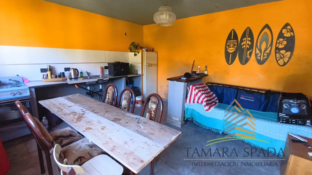 GRAN CASA CON LOCAL A UNA CUADRA DE LA AV. 41