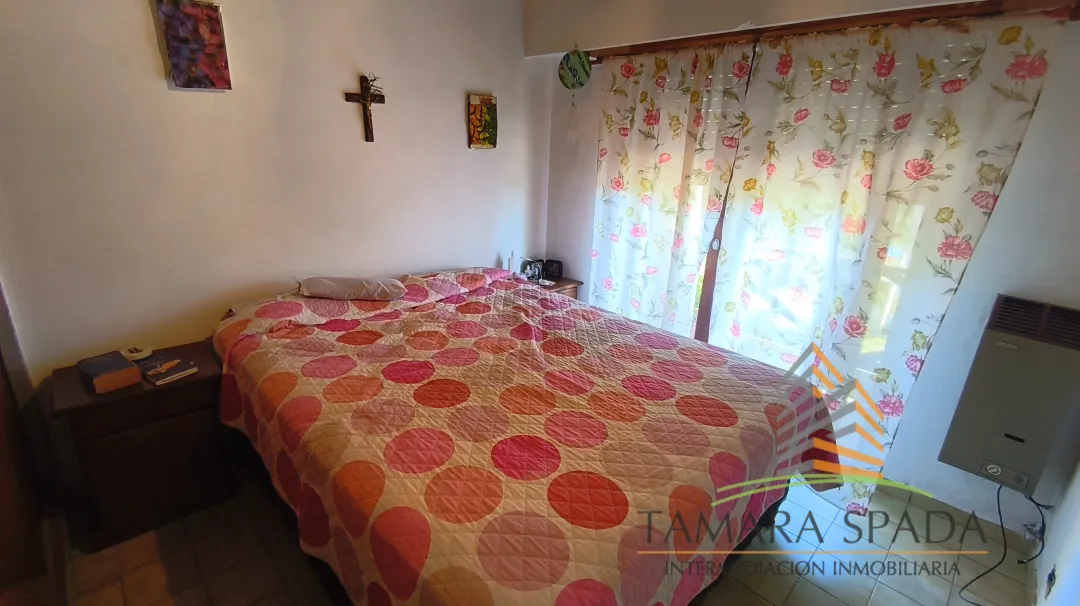 GRAN CASA CON LOCAL A UNA CUADRA DE LA AV. 41