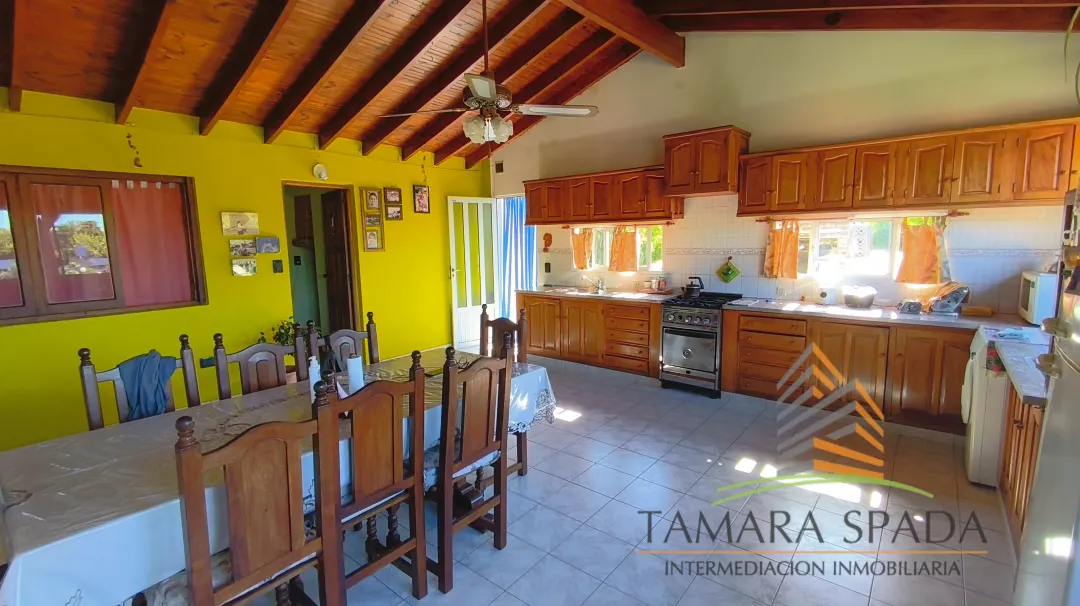 GRAN CASA CON LOCAL A UNA CUADRA DE LA AV. 41