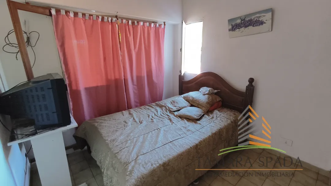 GRAN CASA CON LOCAL A UNA CUADRA DE LA AV. 41