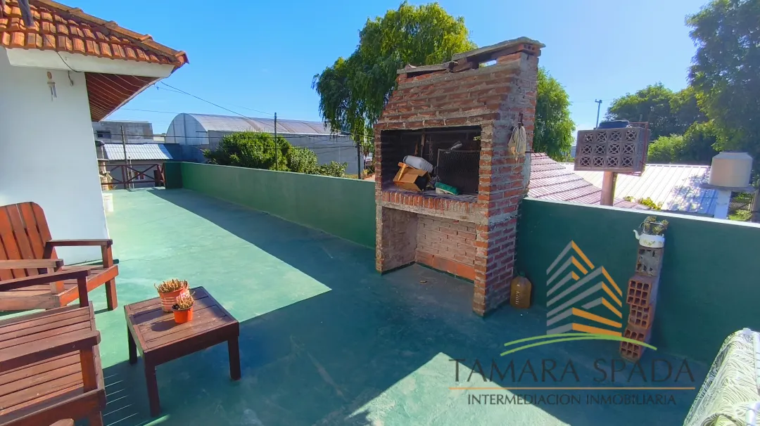 GRAN CASA CON LOCAL A UNA CUADRA DE LA AV. 41