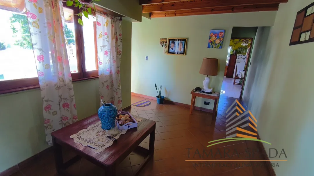 GRAN CASA CON LOCAL A UNA CUADRA DE LA AV. 41