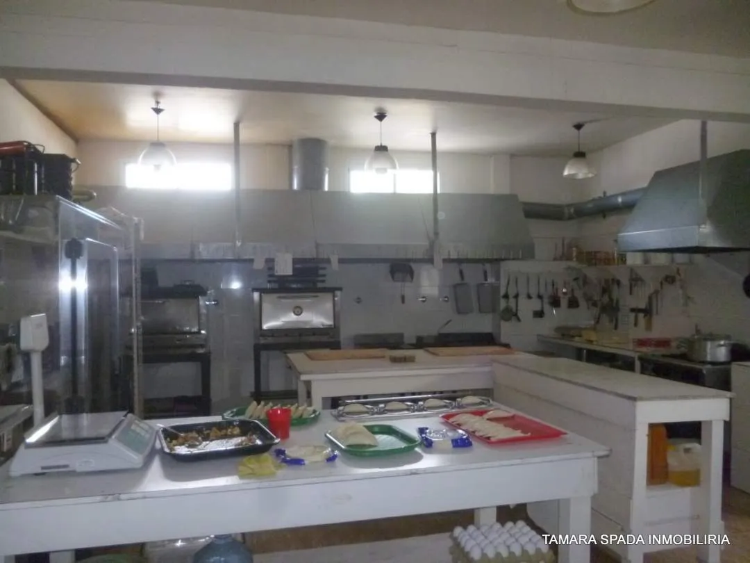 LOCAL CON VIVIENDA SOBRE AV 33