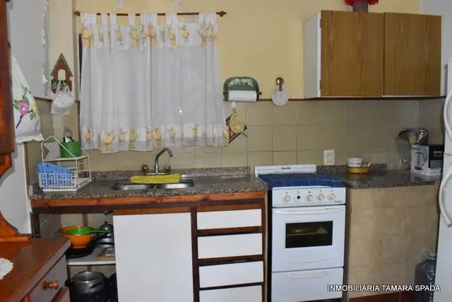 CASA Y MONOAMBIENTE EN BARRIO PARQUE, CERCA DE ESCUELAS.
