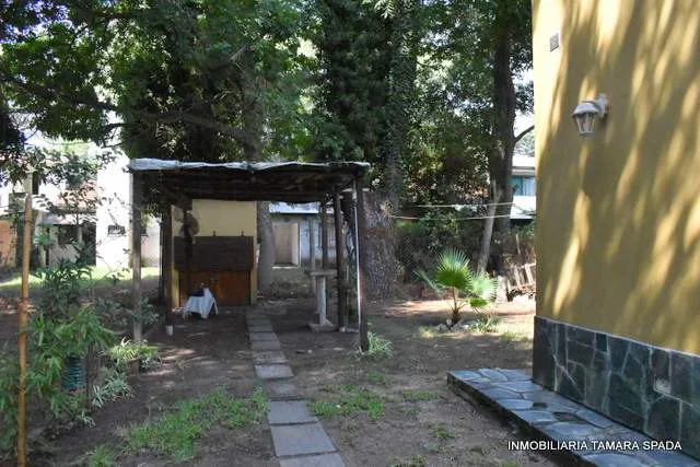 CASA Y MONOAMBIENTE EN BARRIO PARQUE, CERCA DE ESCUELAS.