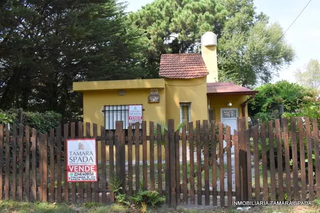 CASA Y MONOAMBIENTE EN BARRIO PARQUE, CERCA DE ESCUELAS.