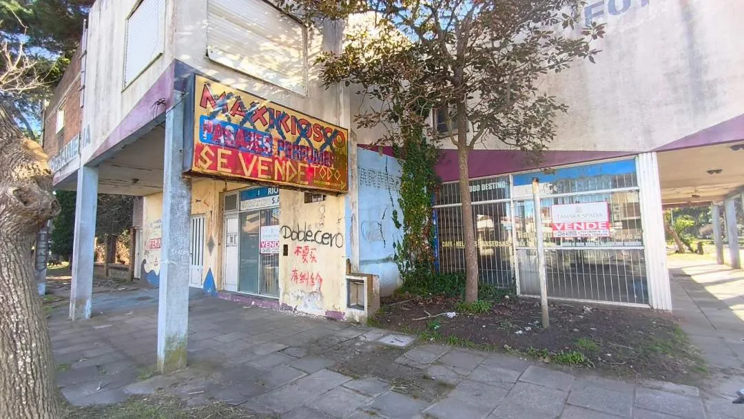 LOCAL CON VIVIENDA EN ZONA COMERCIAL