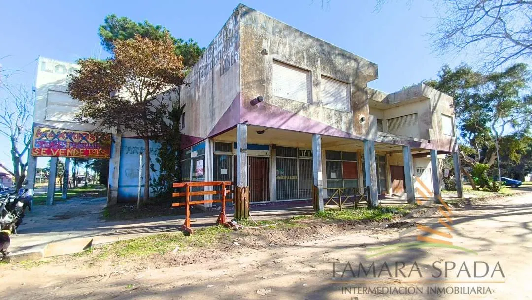 LOCAL CON VIVIENDA EN ZONA COMERCIAL