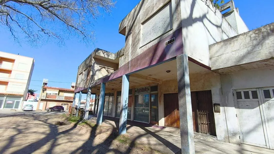 LOCAL CON VIVIENDA EN ZONA COMERCIAL