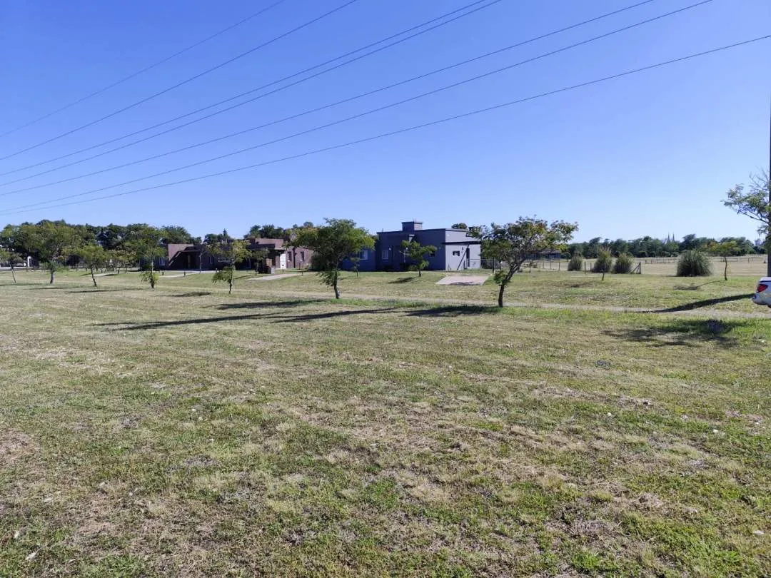 TERRENO DE 2000 M2 EN CLUB DE CAMPO LA ASUNCION, LUJAN