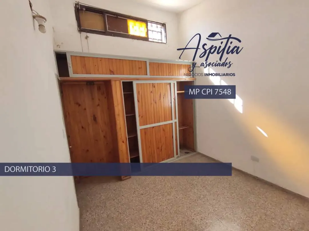VENTA de casa de 3 dormitorios con patio y cochera en Los Granados Córdoba
