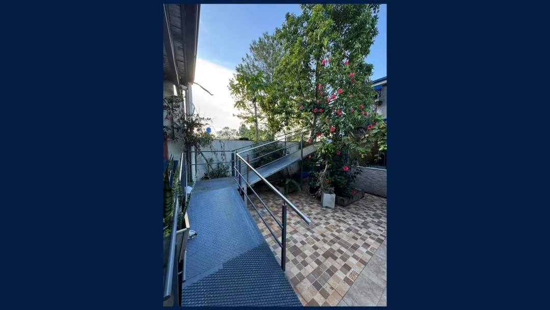 Casa en 2 Plantas y Local Comercial