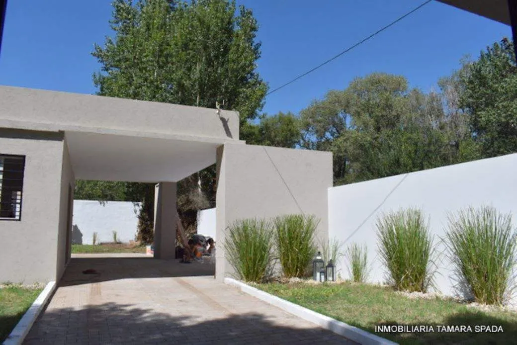 CASA A METROS DE LA CANCHA DE GOLF