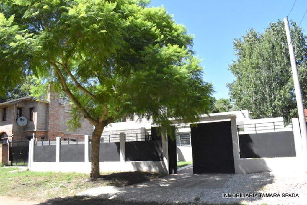 CASA A METROS DE LA CANCHA DE GOLF