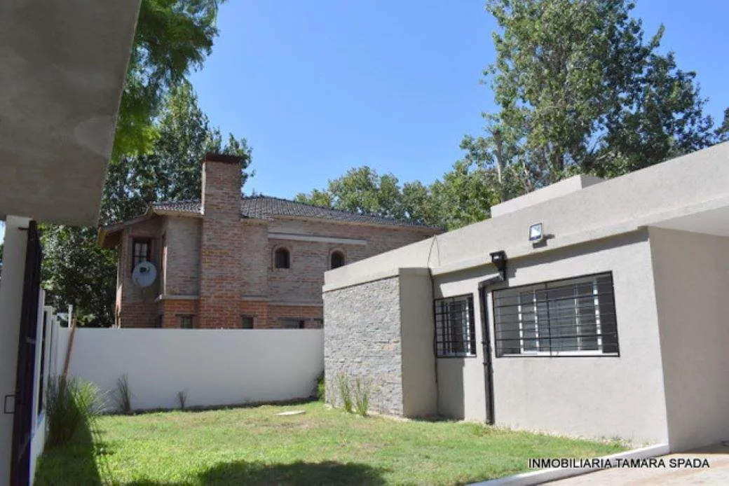 CASA A METROS DE LA CANCHA DE GOLF