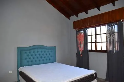 CASA MODERNA IMPLANTADA EN ESPECTACULAR LOTE