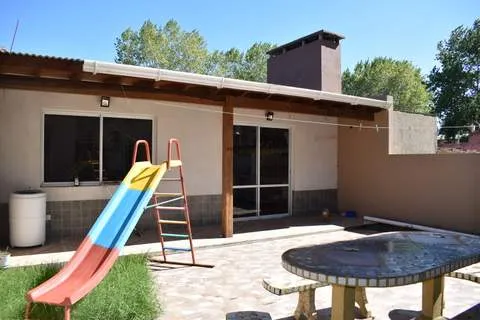 CASA MODERNA IMPLANTADA EN ESPECTACULAR LOTE