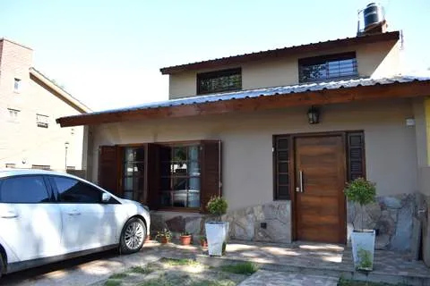 CASA MODERNA IMPLANTADA EN ESPECTACULAR LOTE