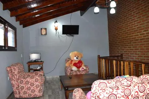 CASA MODERNA IMPLANTADA EN ESPECTACULAR LOTE