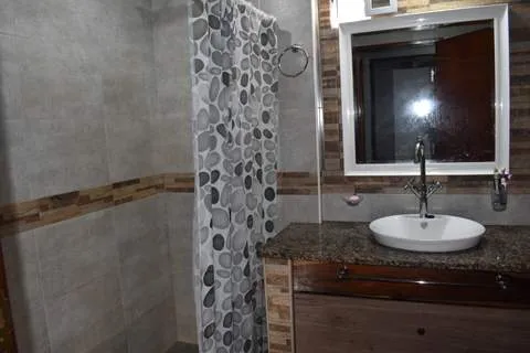 CASA MODERNA IMPLANTADA EN ESPECTACULAR LOTE
