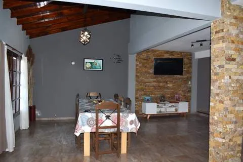 CASA MODERNA IMPLANTADA EN ESPECTACULAR LOTE