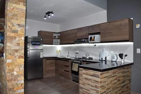 CASA MODERNA IMPLANTADA EN ESPECTACULAR LOTE