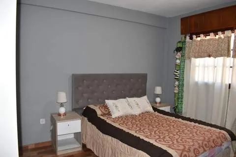 CASA MODERNA IMPLANTADA EN ESPECTACULAR LOTE