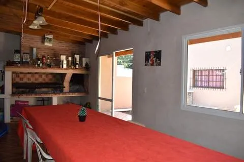 CASA MODERNA IMPLANTADA EN ESPECTACULAR LOTE