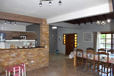 CASA MODERNA IMPLANTADA EN ESPECTACULAR LOTE
