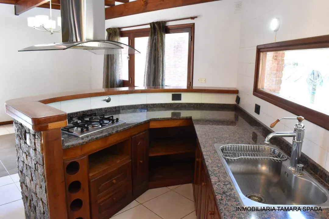 CASA EN SANTA TERESITA SOBRE EL MONTE