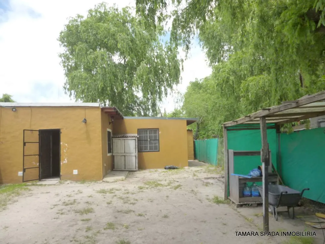 CASA DE TRES AMBIENTES A MTRS DE LA COLECTORA