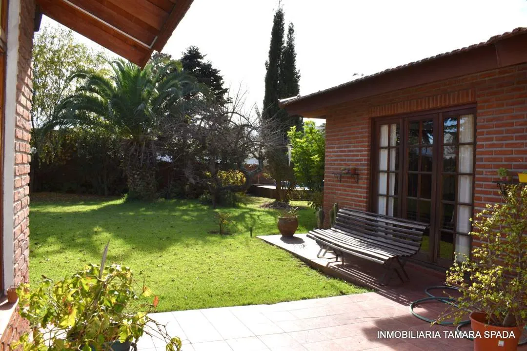 CASA CON PILETA Y TERRENO