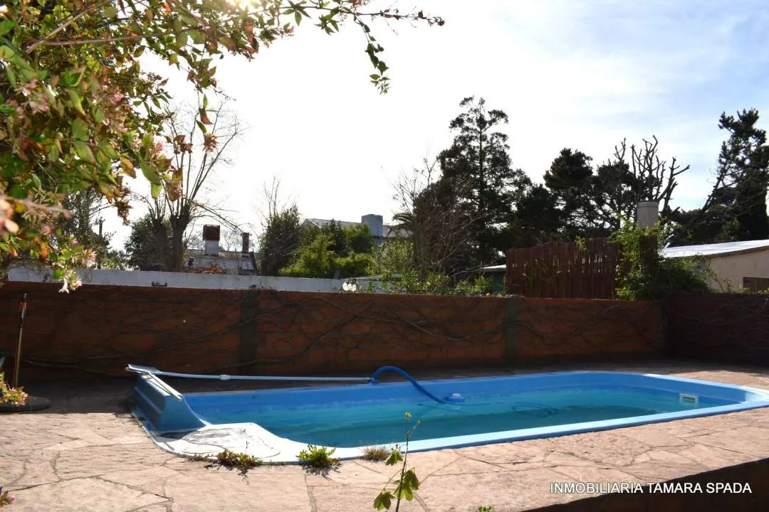 CASA CON PILETA Y TERRENO