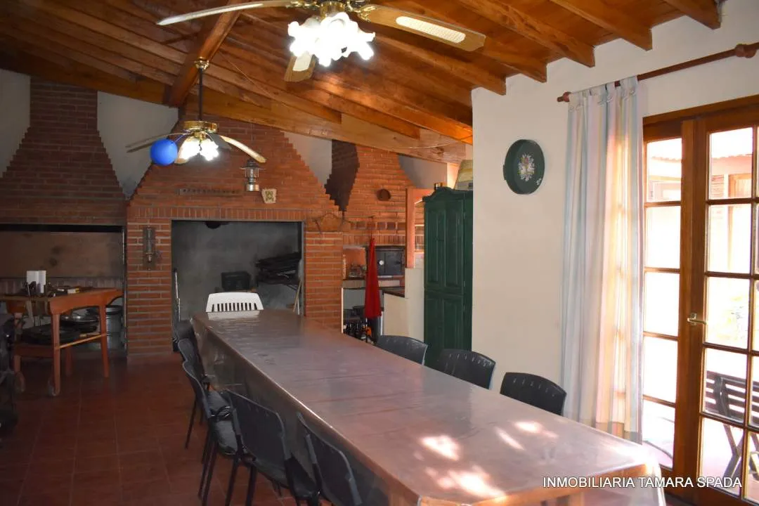 CASA CON PILETA Y TERRENO