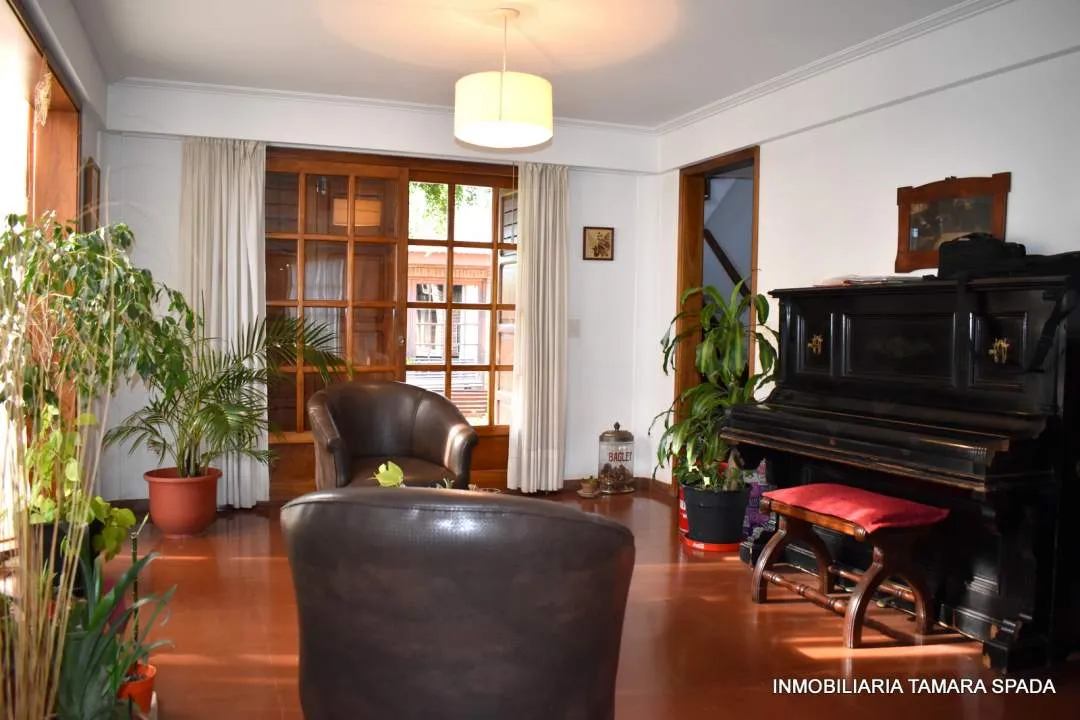 CASA CON PILETA Y TERRENO