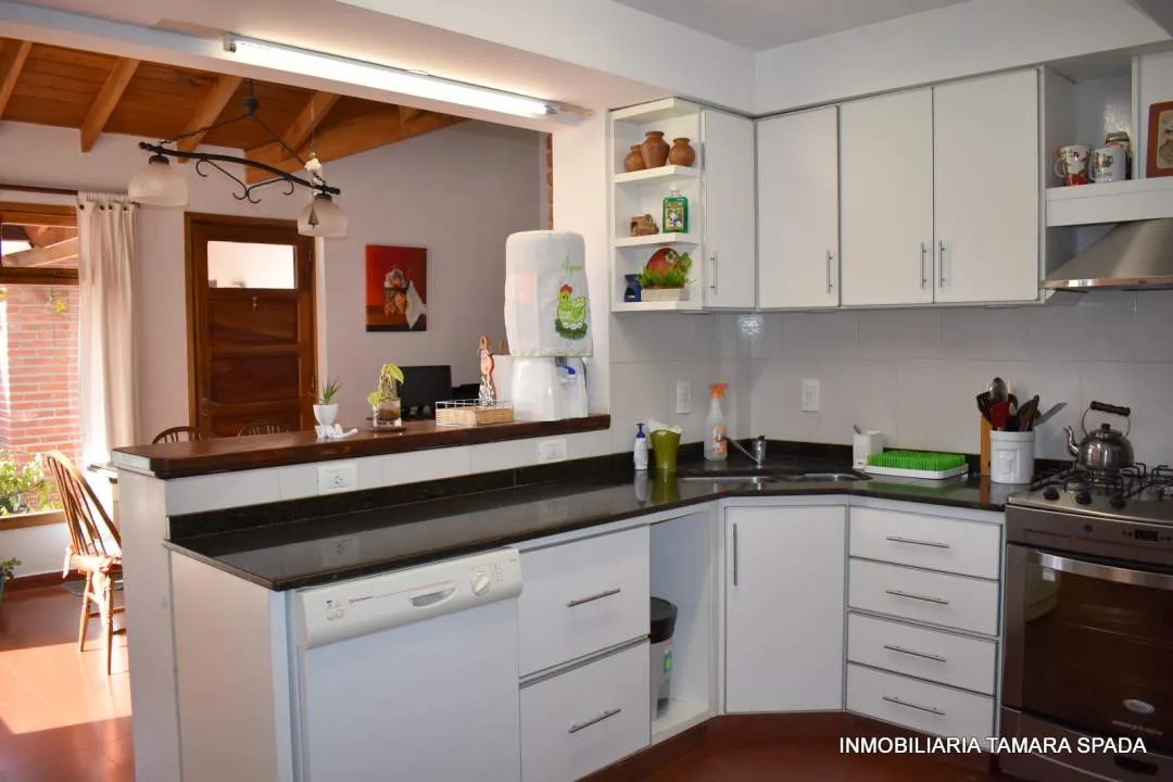 CASA CON PILETA Y TERRENO