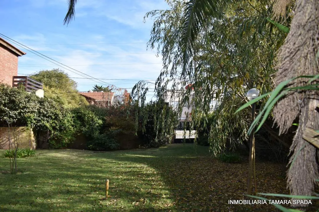 CASA CON PILETA Y TERRENO
