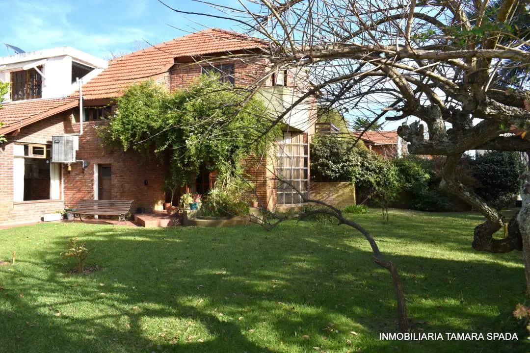 CASA CON PILETA Y TERRENO