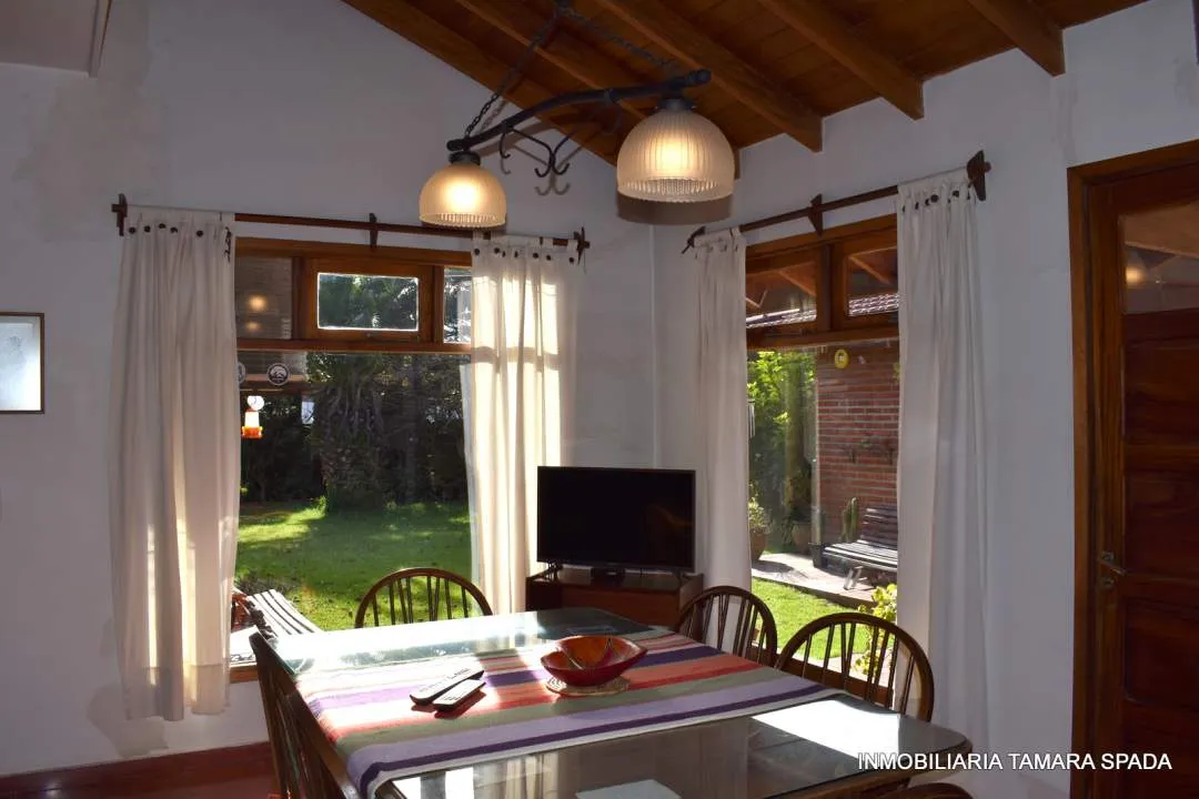 CASA CON PILETA Y TERRENO