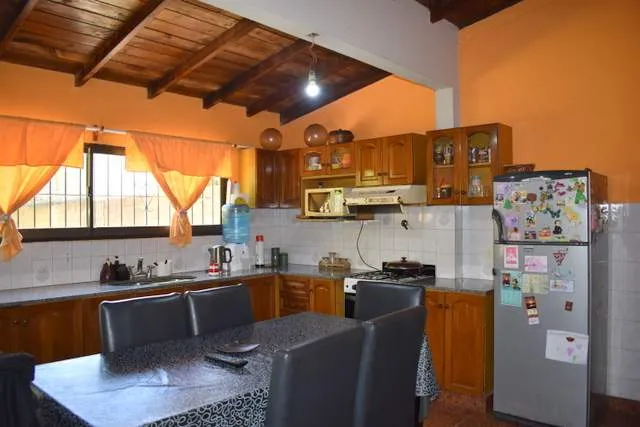 AMPLIA CASA EN ZONA DE RESIDENTES