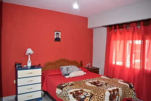 AMPLIA CASA EN ZONA DE RESIDENTES