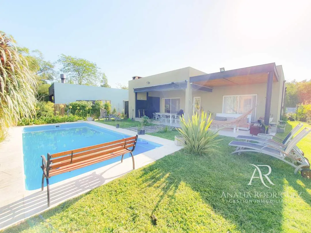 VENTA – CASA 4 AMBIENTES – PILETA Y JARDIN – LOS ARCES – LA CAÑADA DE PILAR